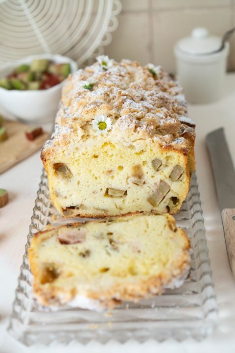 Rhabarber Rührkuchen mit Streuseln einfaches Rezept