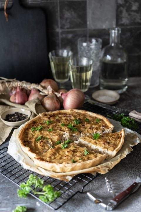 Einfaches Rezepte für cremigen Zwiebelkuchen mit Schmand ohne Hefe