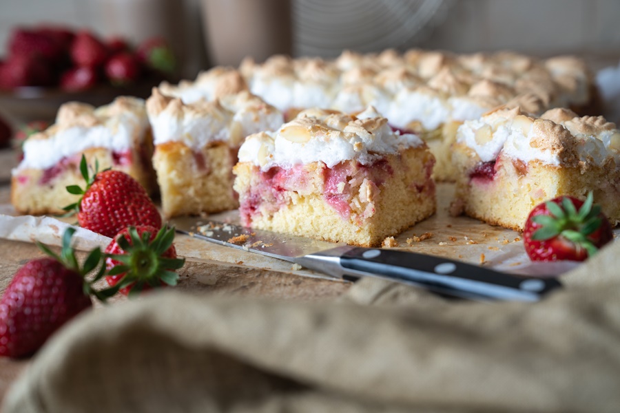 Einfaches Rezept f&uuml;r einen Erdbeer-Rhabarberkuchen mit Baiser