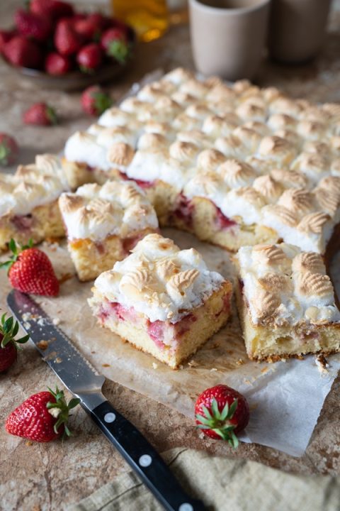 Erdbeer-Rhabarberkuchen vom Blech - ganz einfach und gelingsicher