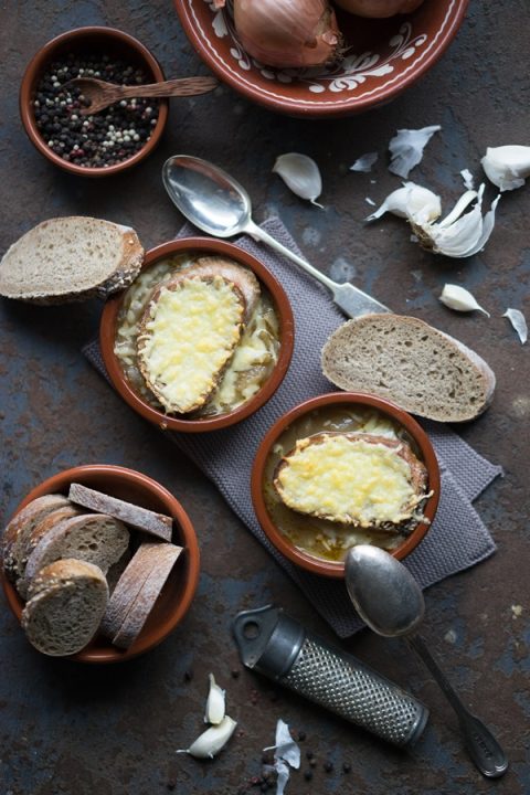 Einfaches Rezept für französische Zwiebelsuppe überbacken