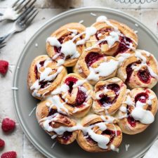 Saftige Himbeer-Heferollen mit Kokos-Frosting