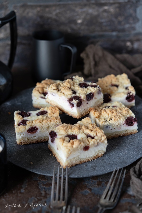 Käse-Streuselkuchen mit Kirschen vom Blech