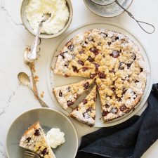 Cremiger Käse-Kirschkuchen mit Streuseln - super easy, weil nur ein Teig für Boden und Streusel