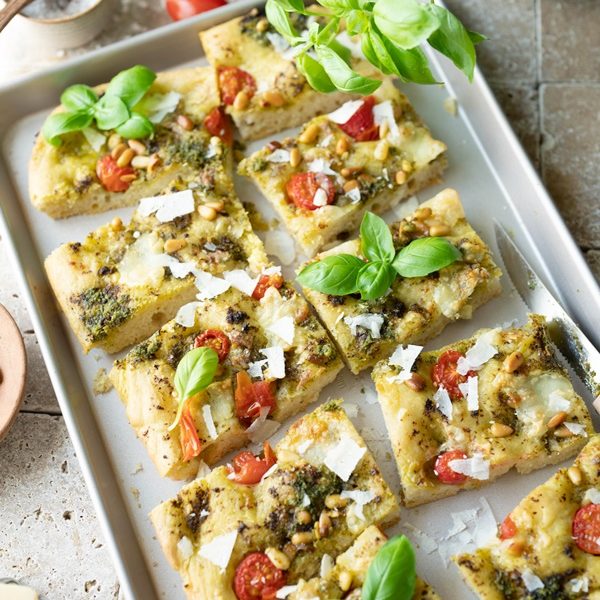 Focaccia mit Pesto und Tomaten - einfaches Rezept