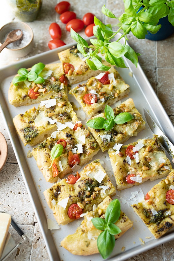 Focaccia mit Pesto und Tomaten - einfaches Rezept