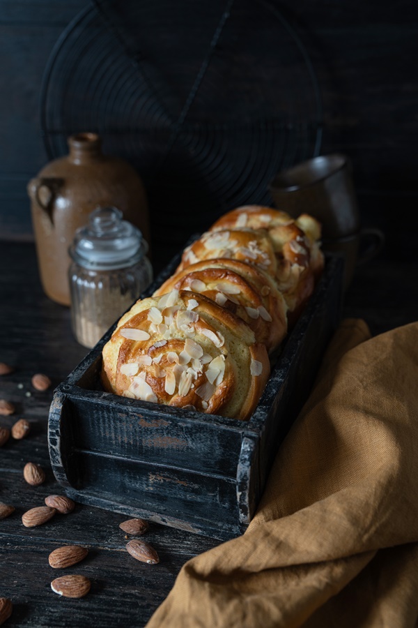 Hefeschnecken mit Mandelfüllung