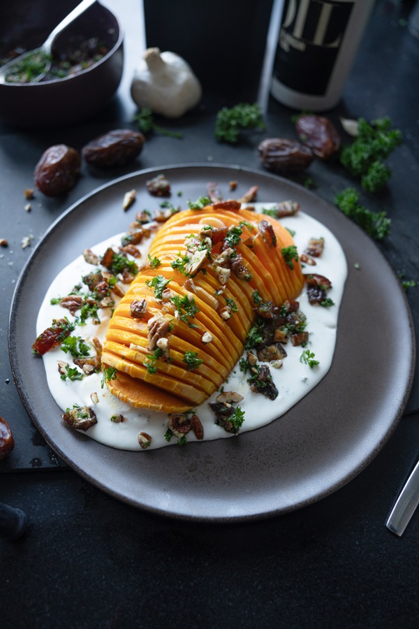 Ofen-gebackener Butternut-Kürbis mit Fetacreme und Nuss-Dattel-Crunch