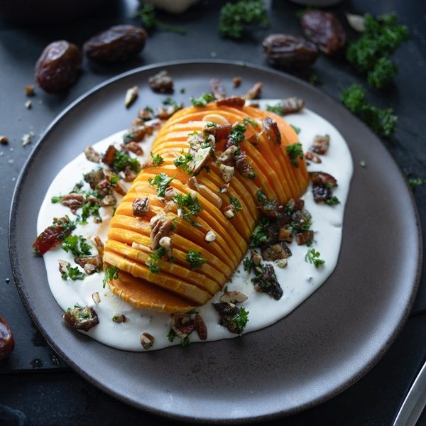 Einfaches Rezept für Ofen-Kürbis mit Fetacreme und Nuss-Crunch