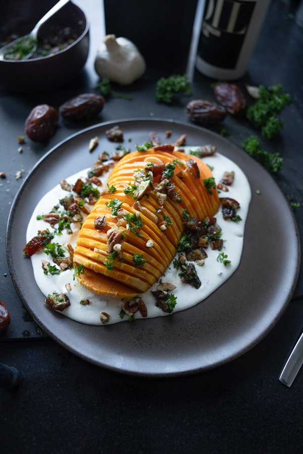 Einfaches Rezept für Ofen-Kürbis mit Fetacreme und Nuss-Crunch