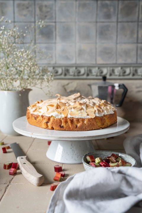 Einfaches Rezept für Omas Rhabarberkuchen mit Baiserhaube