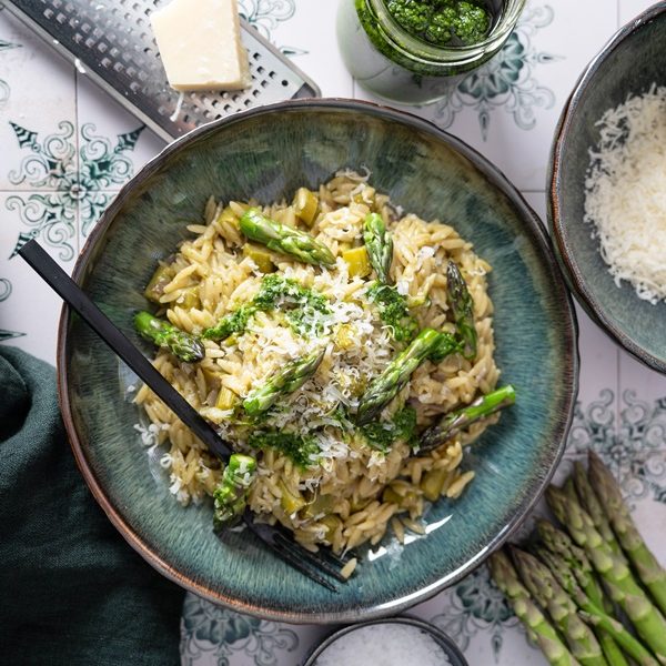 Einfaches Rezept für One Pot Orzo mit grünem Spargel