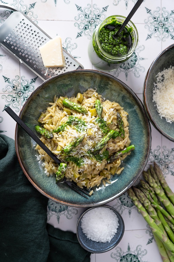 Einfaches Rezept für One Pot Orzo mit grünem Spargel