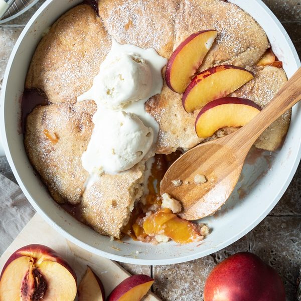 Peach Cobbler, Pfirsich Auflauf als Dessert mit Eis