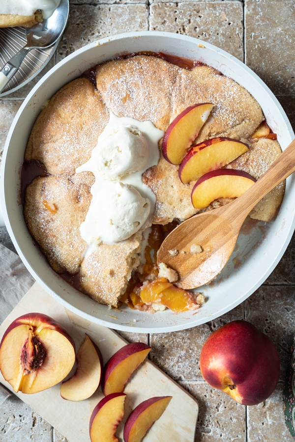 Peach Cobbler, Pfirsich Auflauf als Dessert mit Eis