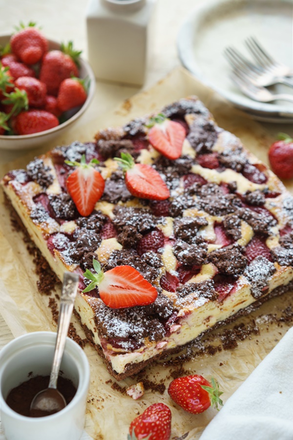 Russischer Zupfkuchen vom Blech mit Beeren