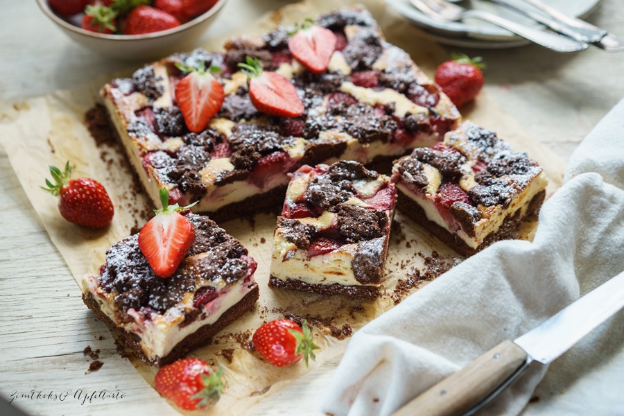 Einfaches Rezept f&uuml;r Zupfkuchen vom Blech mit Erdbeeren