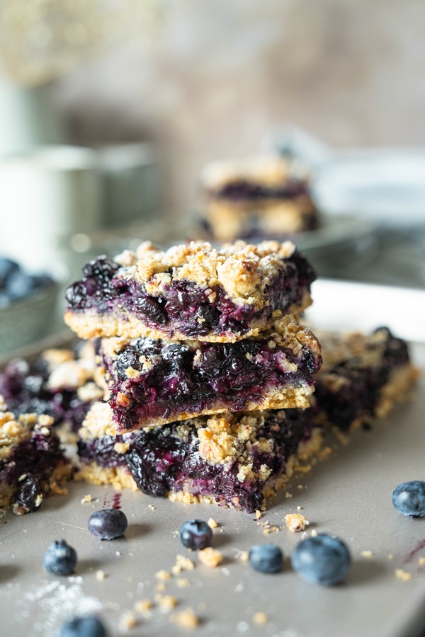 Einfaches Rezept für Blaubeer-Schnitten mit Knusperstreuseln