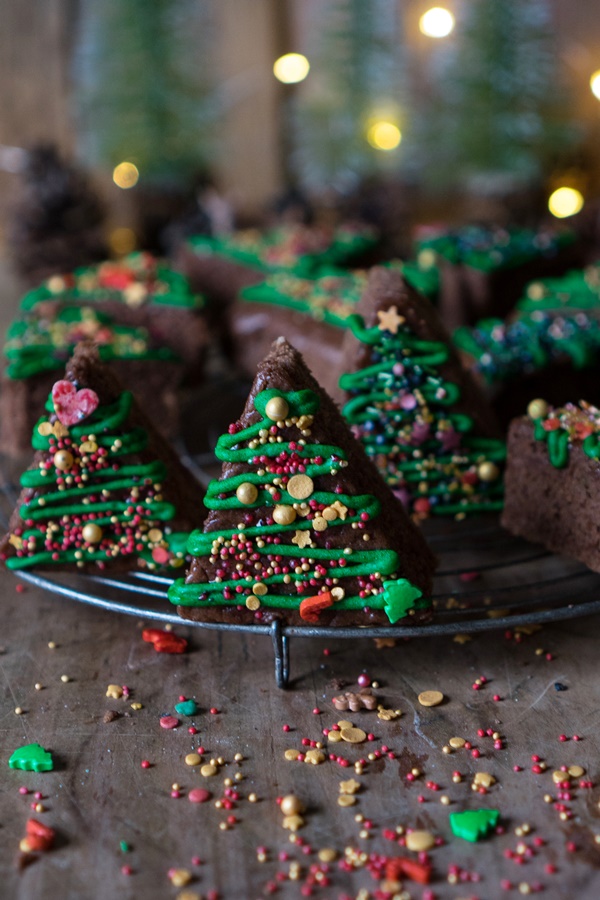 Saftige dekorierte Lebkuchen Tannenbäume mit Sprinkles - ZimtkeksundApfeltarte.com - Andrea Natschke-Hofmann - Foodblog - Foodfotografie - Foodstyling - Fotografie