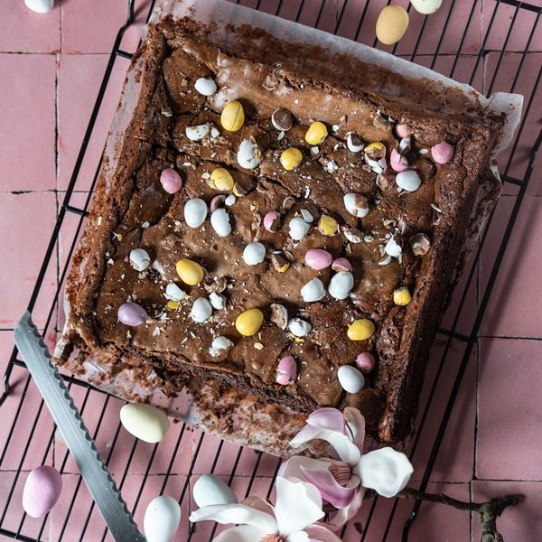 Saftige Brownies mit Walnüssen und Ostereiern