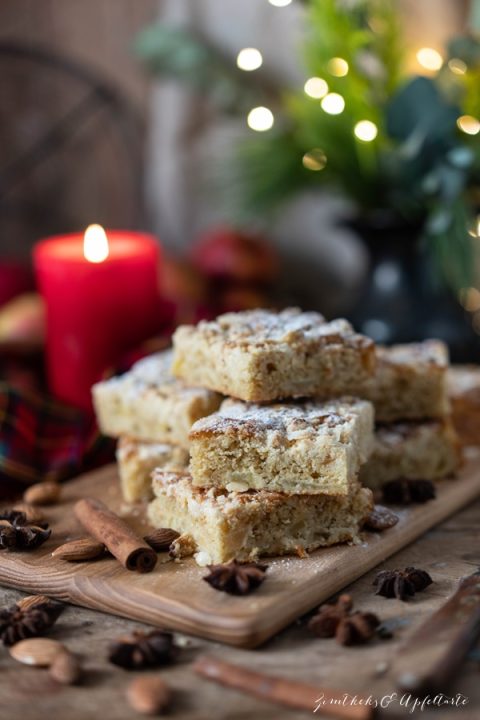 Saftiger-Bratapfelkuchen-mit-Marzipanstreuseln