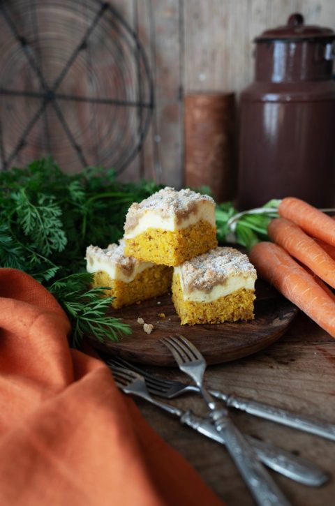 Rüblikuchen mit Käsekuchen und Streuseln Rezept