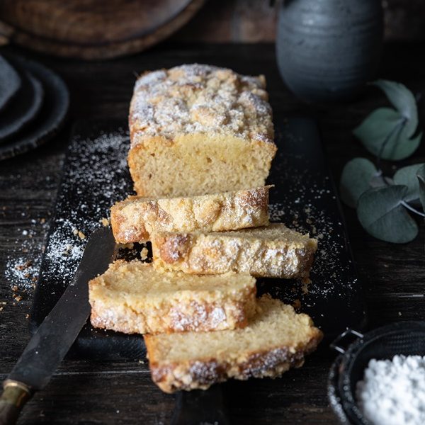 Saftiger Zitronenkuchen mit Streuseln vegan