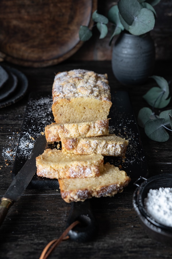 Saftiger Zitronenkuchen mit Streuseln vegan