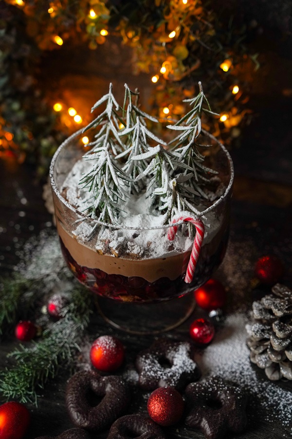 Rezept für ein tolles Weihnachtsdessert: Schwarzwälder Kirsch Trifle mit Lebkuchen