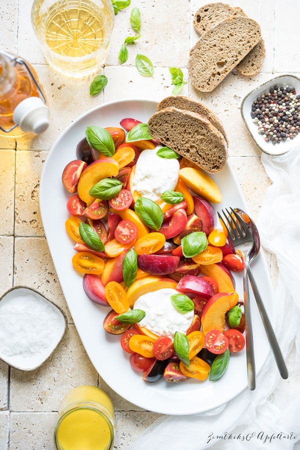 Einfaches Rezept f&uuml;r einen Tomaten-Pfirsich-Salat