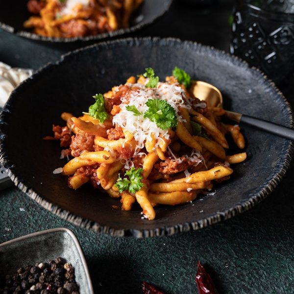 Pasta mit Salsicce und Pecorino in Tomatensauce - Rezept