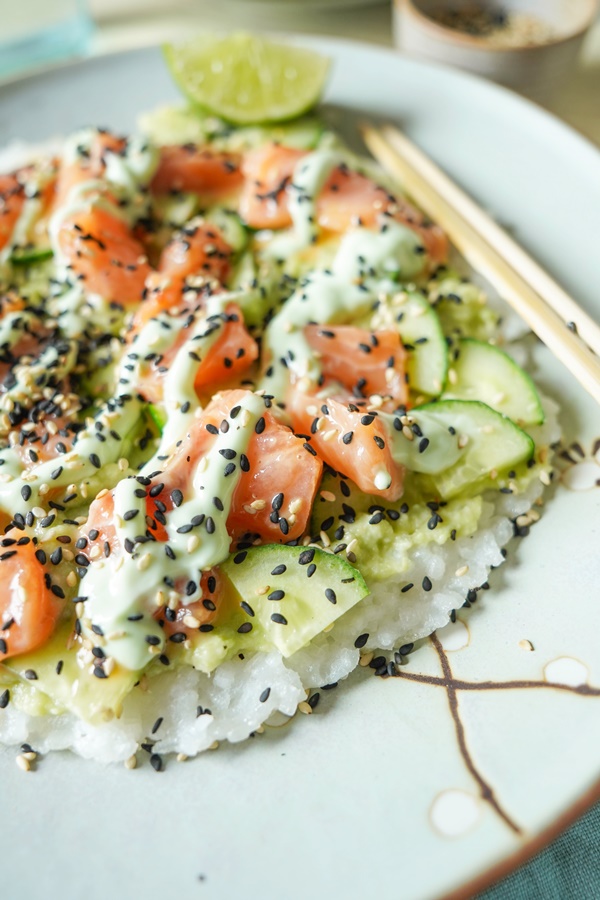 Einfaches und schnelles Rezept für eine Sushi Pizza mit Lachs und Avocado