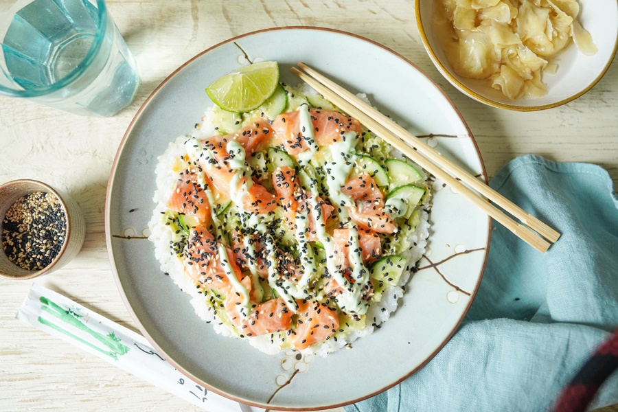 Fusion Food, Sushi Pizza mit Lachs und Avocado