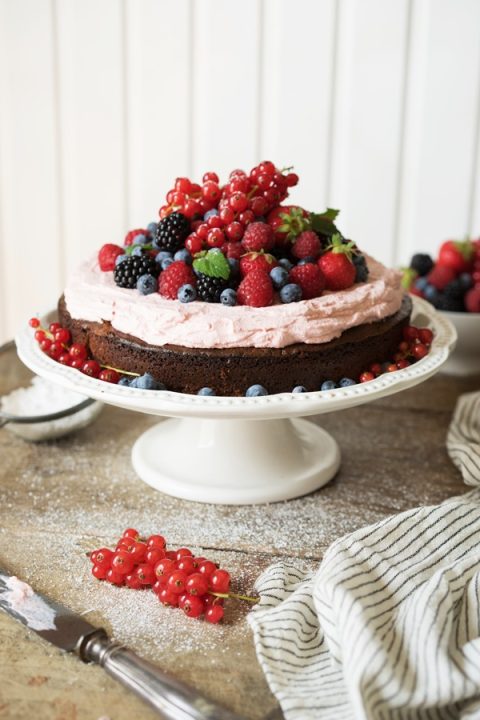 Beeren-Brownie-Torte mit Fruchtsahne Rezept