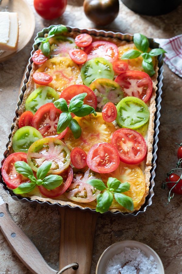 Einfache Tomatentarte mit Parmesanboden