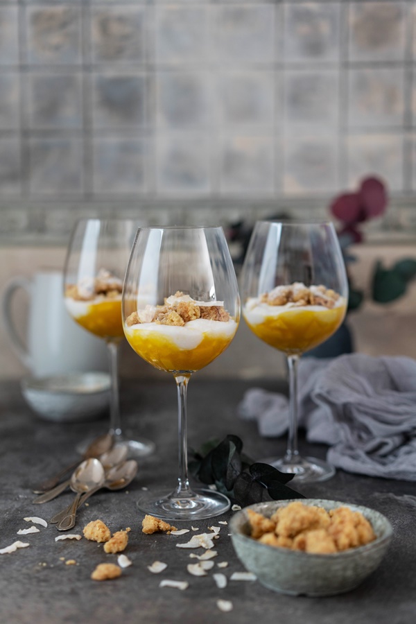 Vegane-Kokoscreme-mit-Mango-und-Zitronen-Streuseln