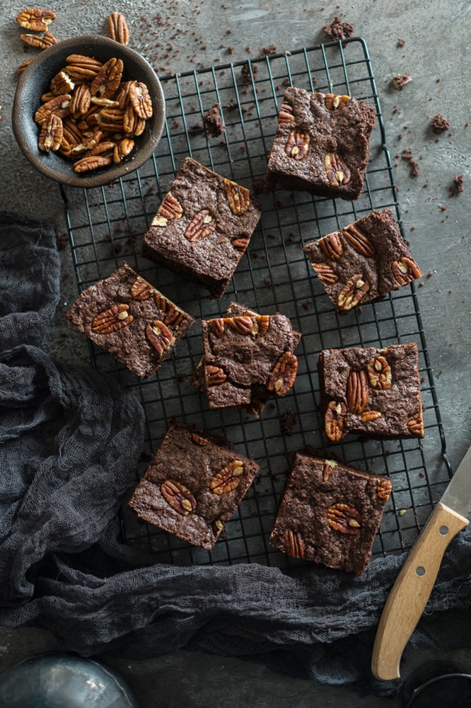 Vegane Brownies mit Pekannüssen und Schokodrops. ganz einfaches schnelles Rezept zum selber backen