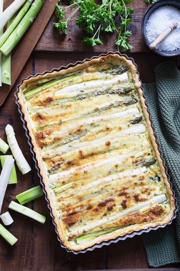 Rezept für vegetarische Spargelquiche von grünem und weißem Spargel