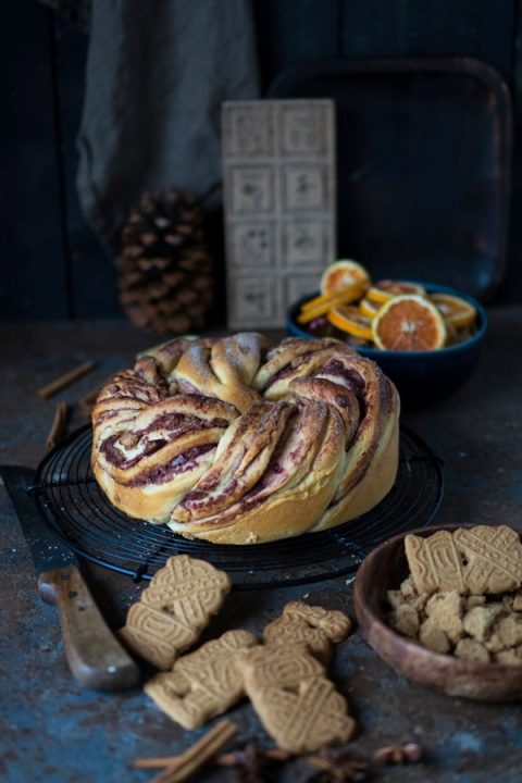 Einfaches Rezept für winterlichen Hefekuchen mit Marmelade und Spekulatius