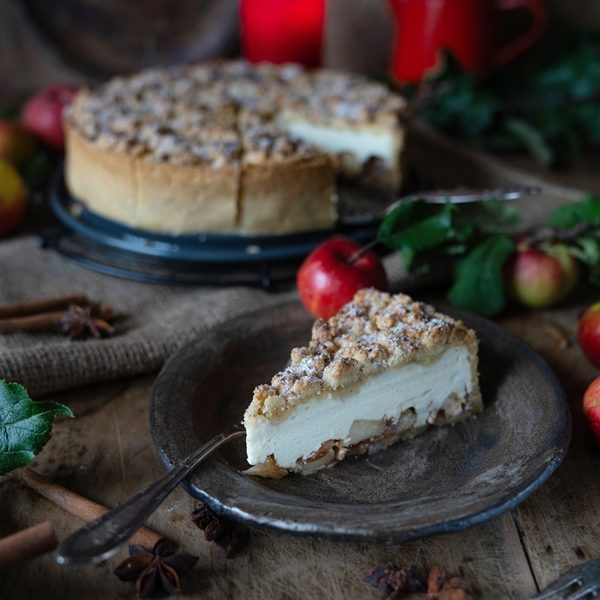 Würzig und cremig: Bratapfel-Käsekuchen mit Zimtstreuseln