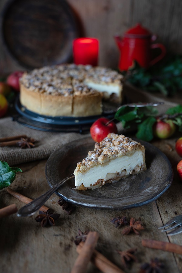 Würzig und cremig: Bratapfel-Käsekuchen mit Zimtstreuseln