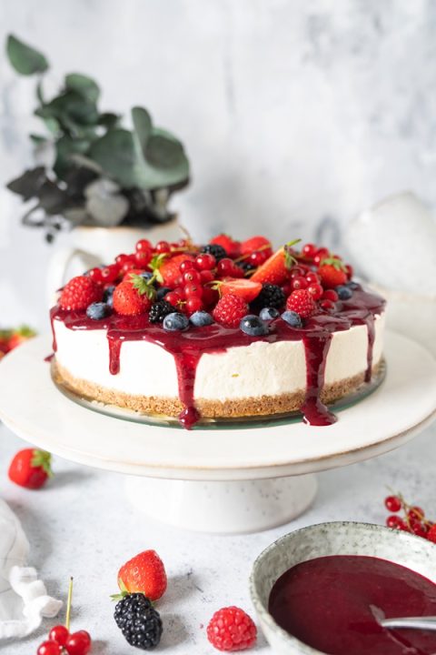 Einfaches und gelingsicheres Rezept für einen cremigen no bake Cheesecake mit Beeren ohne Gelatine.