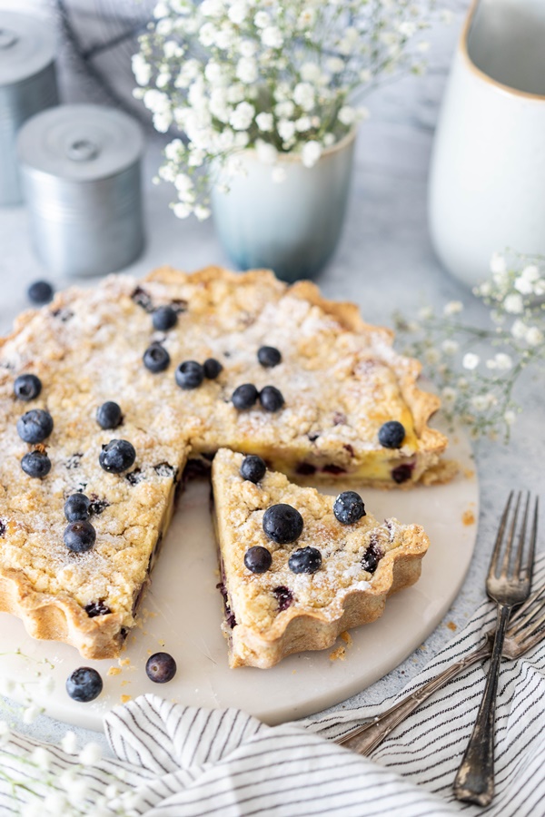 Rezept für Blaubeertarte mit Vanille-Schmand und Streuseln