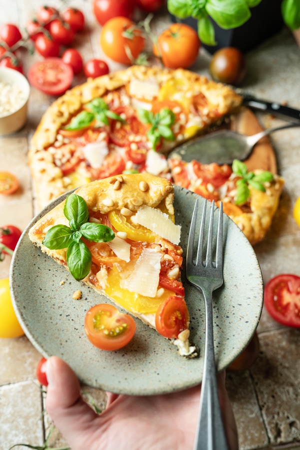 Einfaches Rezept für Tomaten-Galette mit Ricotta und Parmesan