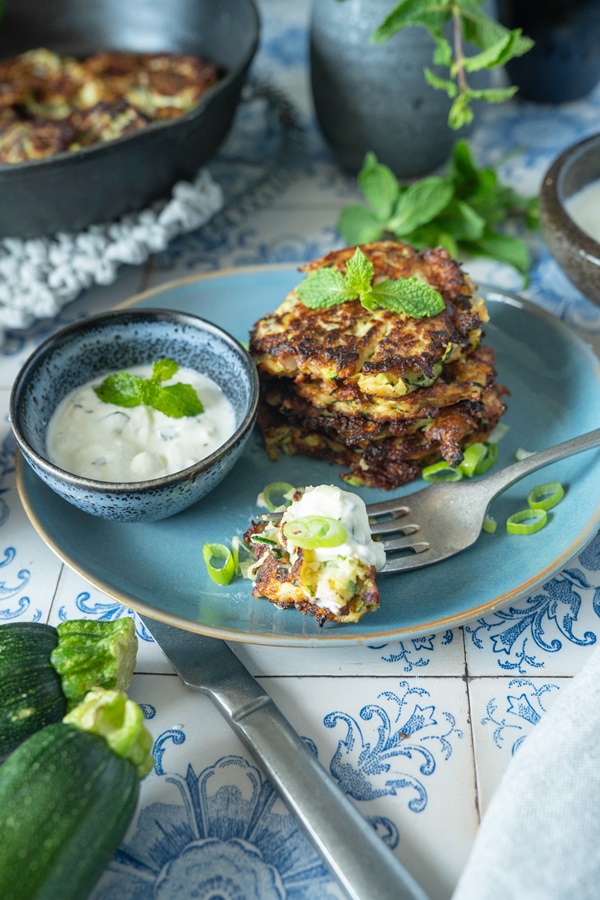 Einfaches und fixes Rezept für Zucchini-Puffer mit Minzjoghurt