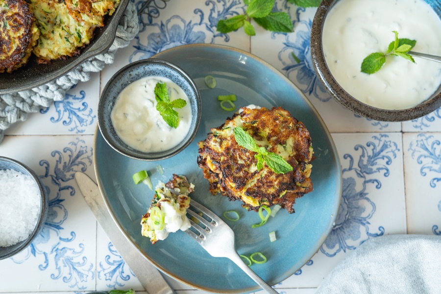 Zucchini-Puffer mit Minzjoghurt