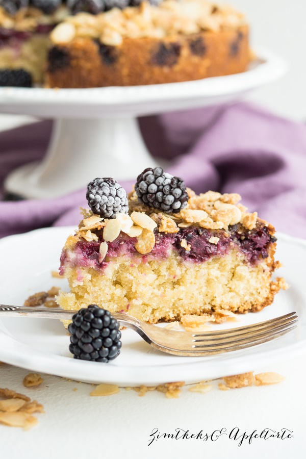 Einfaches Rezept für Brombeer Upside Down Kuchen mit karamellisierten Mandeln