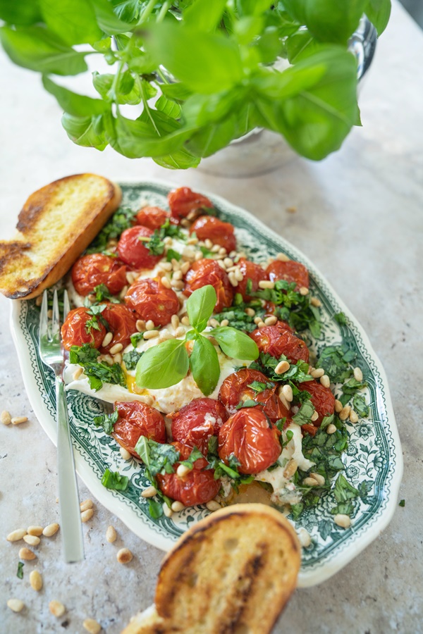 einfaches Rezept für Ofentomaten mit Knoblauch