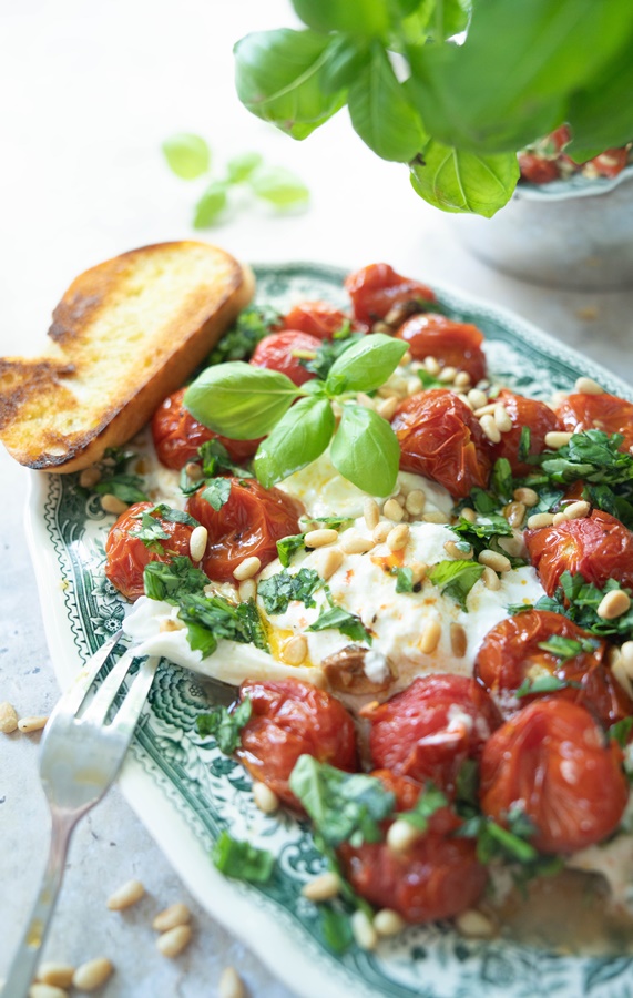 Einfaches Abendessen: Ofentomaten mit Burrata