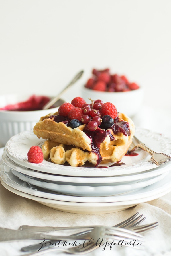 Einfaches Rezept für Belgische Waffeln mit Beeren Coulis 